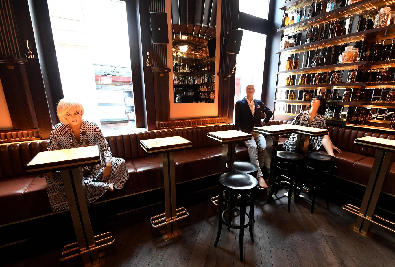 Według wytycznych tamtejszych władz stoliki w restauracji muszą być oddalone od siebie o przynajmniej metr. Co więcej, nie mogą przy nich zasiadać na raz więcej niż cztery osoby (nie dotyczy to większych rodzin mieszkających w jednym domu). 