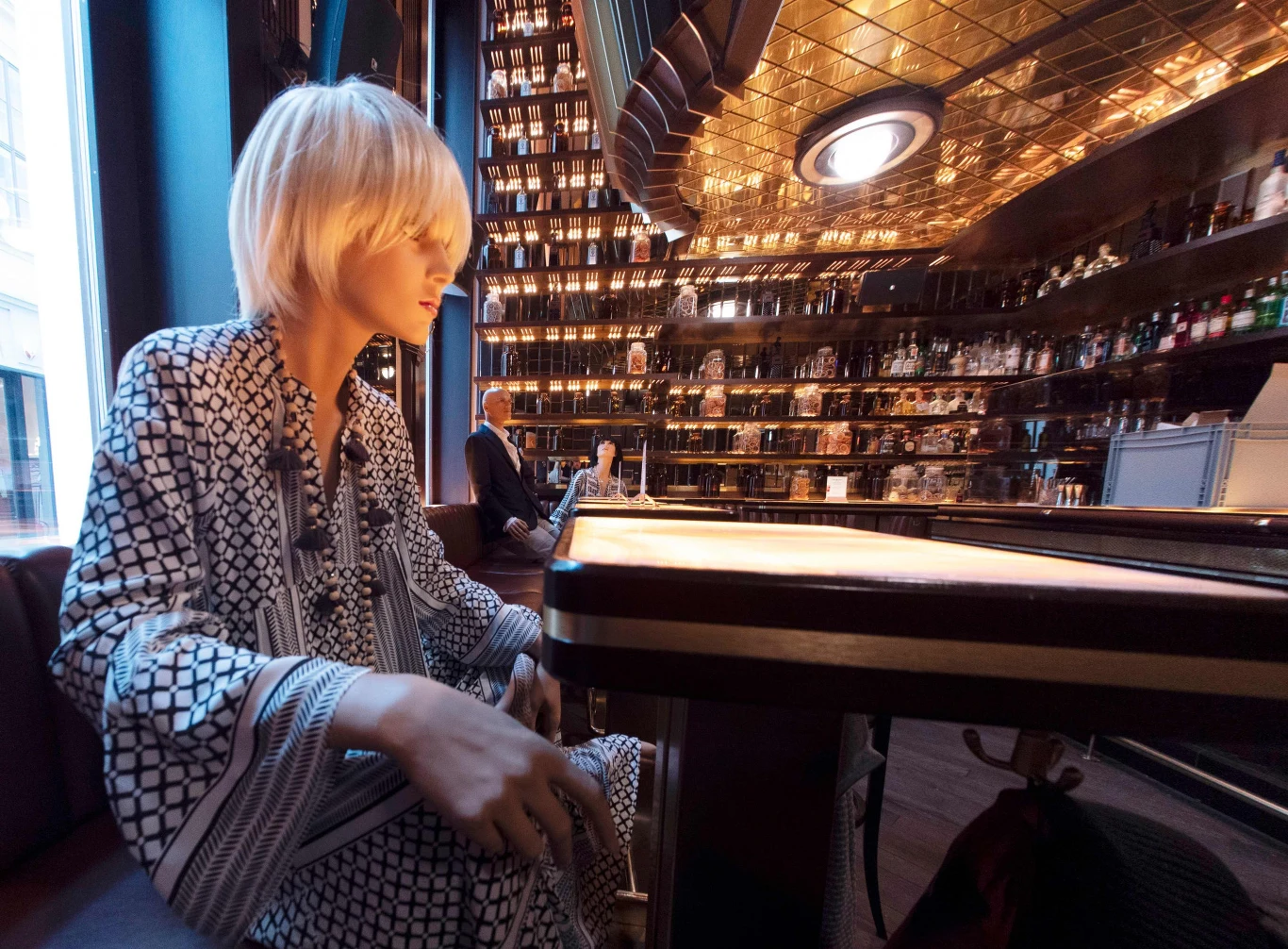 Manekiny, chociaż trochę straszne, zostaną w popularnym wiedeńskim pubie na dłużej. Kto wie, może ten pomysł podchwycą także rodzimi restauratorzy. W dobie koronawirusa i ciągłej potrzeby ograniczania kontaktów międzyludzkich takie "niemrawe" towarzystwo i tak jest lepsze, niż żadne...