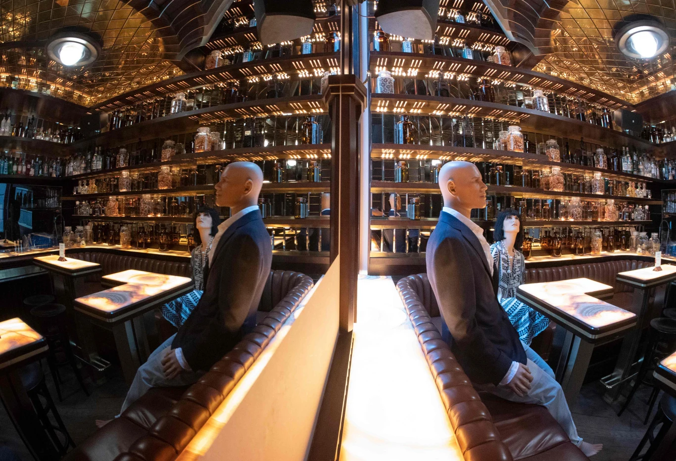 Nowi "stali bywalcy" zdaniem właścicieli są czymś więcej, niż zwykłą dekoracją. Trzeba o nich myśleć, jak o zastępstwie wielkich płyt pleksi, które pojawiają się w wielu innych lokalach gastronomicznych. 