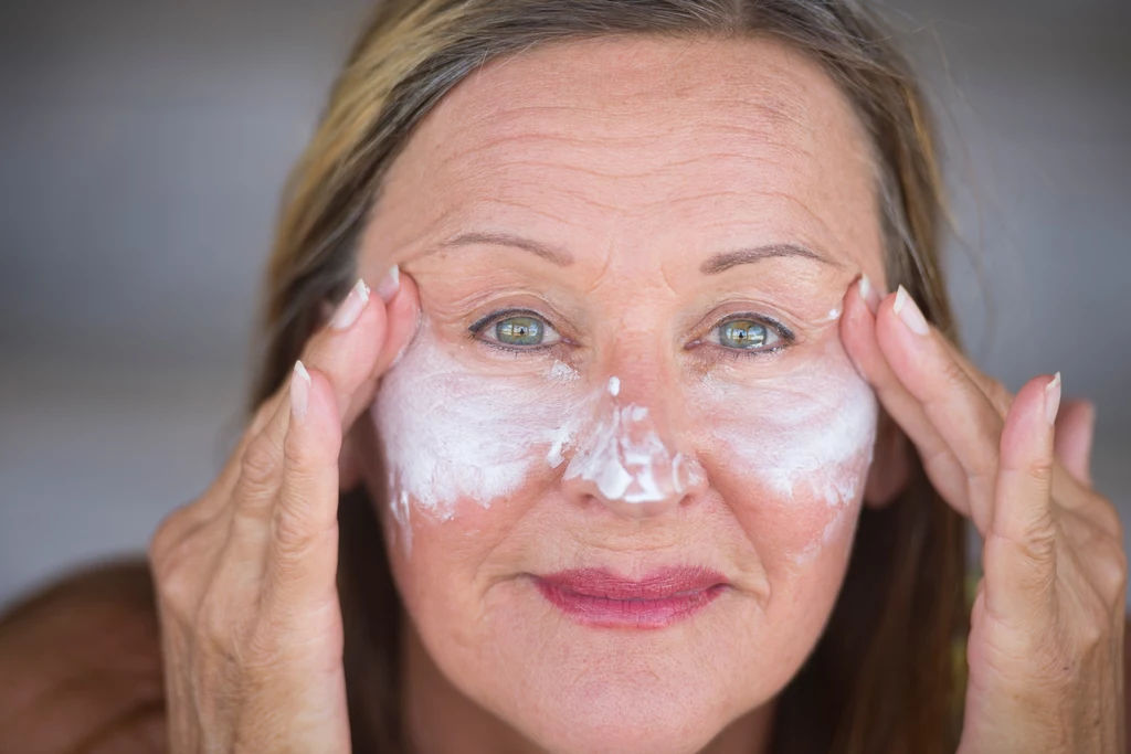 Filtry UV chronią skórę przed pogłębianiem się zmarszczek oraz przedwczesnym starzeniem się skóry