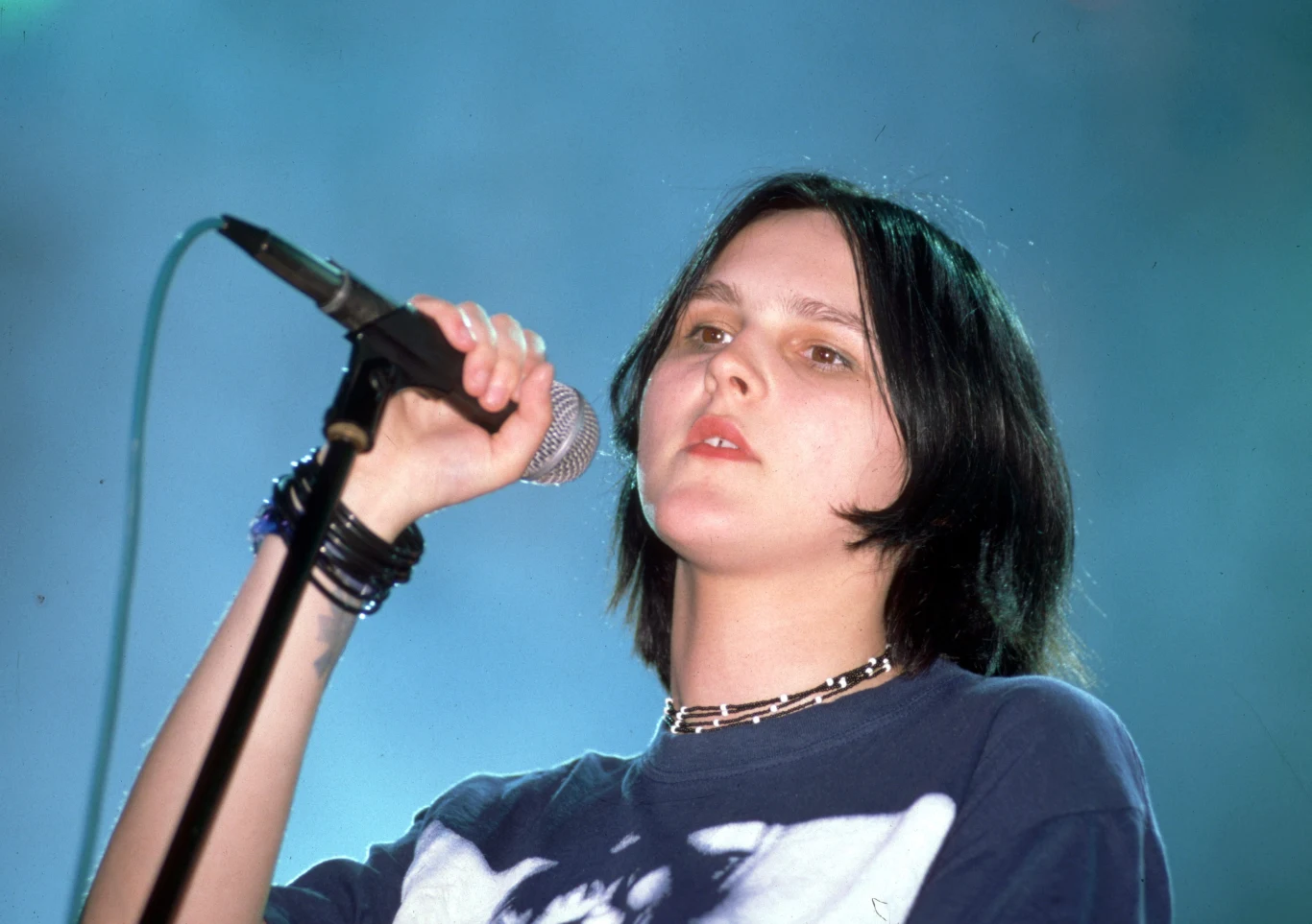 Trudno mówić o jednej metamorfozie Agnieszki Chylińskiej. 43-letnia dziś piosenkarka na początku kariery nosiła bardzo luźne ubrania, w ogóle się nie malowała, a krótkie włosy farbowała np. na niebiesko. Trudno mówić o jednej metamorfozie Agnieszki Chylińskiej. 43-letnia dziś piosenkarka na początku kariery nosiła bardzo luźne ubrania, w ogóle się nie malowała, a krótkie włosy farbowała np. na niebiesko.