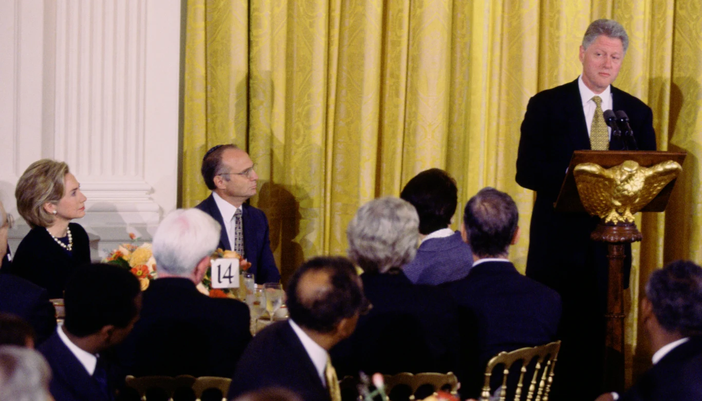 Jedną z pierwszych akcji promocyjnej Netflixa było rozsyłanie taśm z nagraniem "wyznania" Billa Clintona w 1998 roku