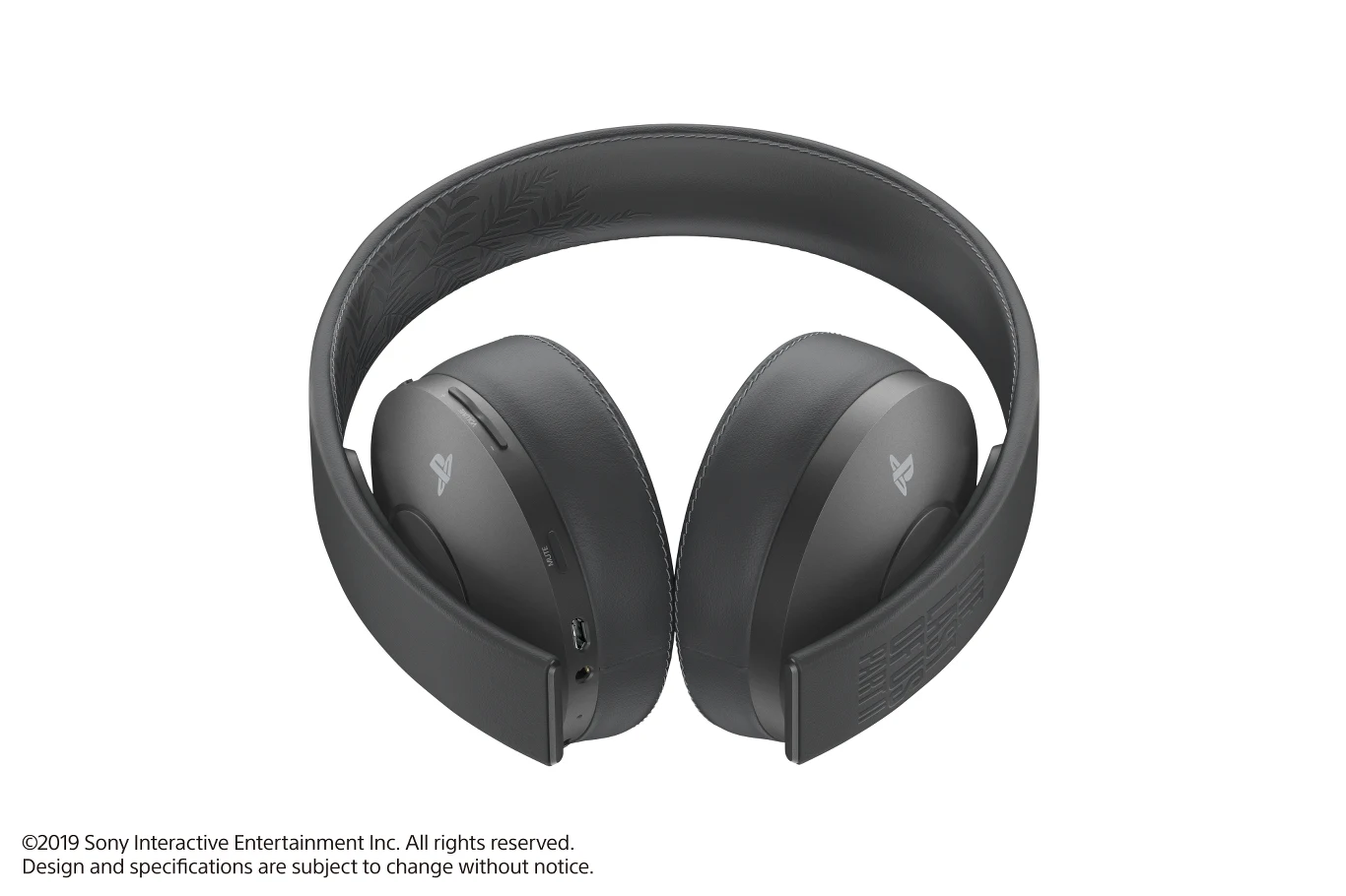 Bezprzewodowe słuchawki w wersji Gold również będą posiadać matowe wykończenie w kolorze stalowej czerni i karmazynowe nauszniki. Oprócz tego, pojawi się również tatuaż Ellie w kształcie paproci i logo The Last of Us Part II. Gold headset będzie dostępny w cenie 379,99 PLN.