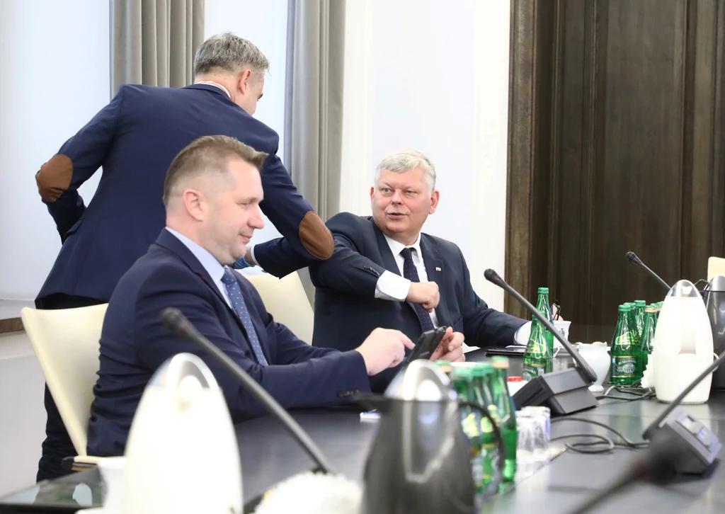 Krzysztof Gawkowski i Marek Suski witają się w Senacie Krzysztof Gawkowski i Marek Suski witają się w Senacie