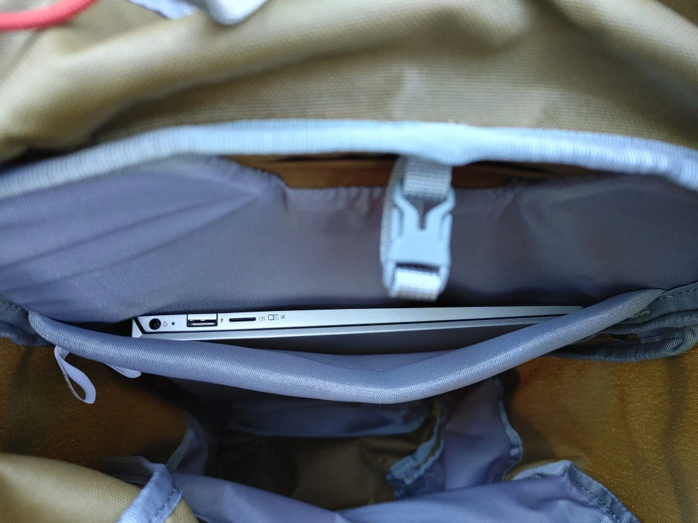 W środku znajdziemy przegrodę, w której można m.in. umieścić komputer przenośny (producent mówi maksymalnie o: Macbooku 15" lub PC 15,6"). W naszym przypadku wszystkie posiadane pod ręką komputery (Dell Latitude, Lenovo Thinkpad i HP Envy 13) zmieściły się do środka