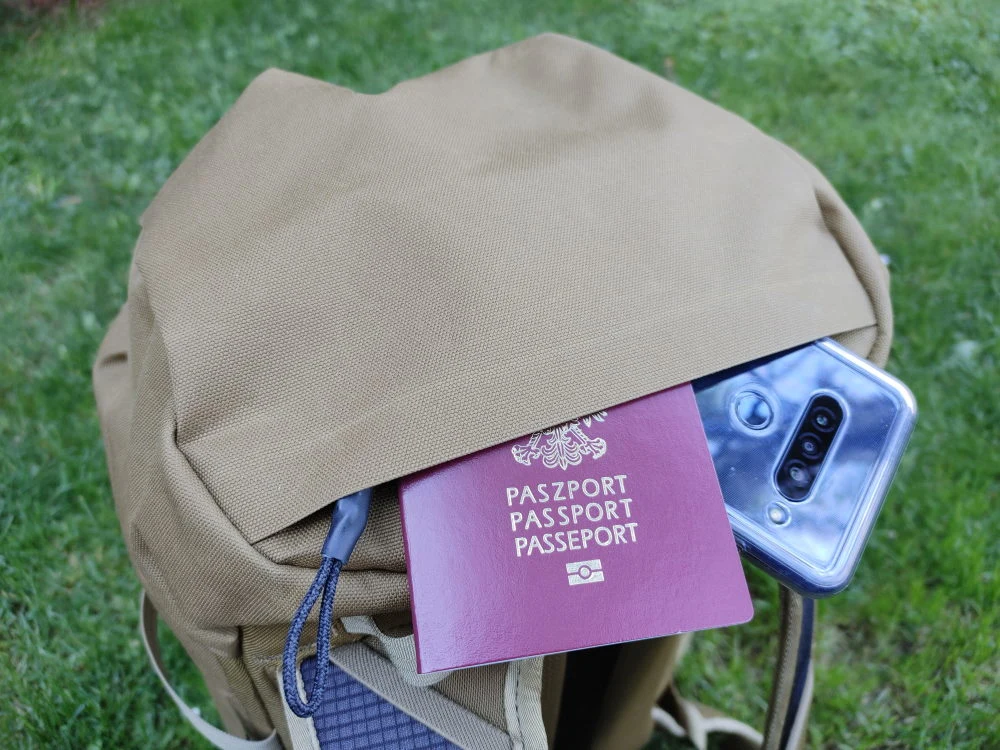 Górna komora – na zamek błyskawiczny - umożliwia schowanie najbardziej potrzebnych elementów lub chociażby przekąski