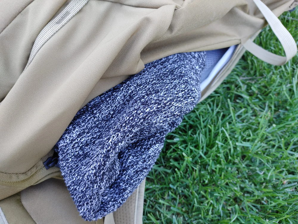 Boczny suwak zapewnia dostęp do wnętrza bez konieczności otwierania głównej klapy