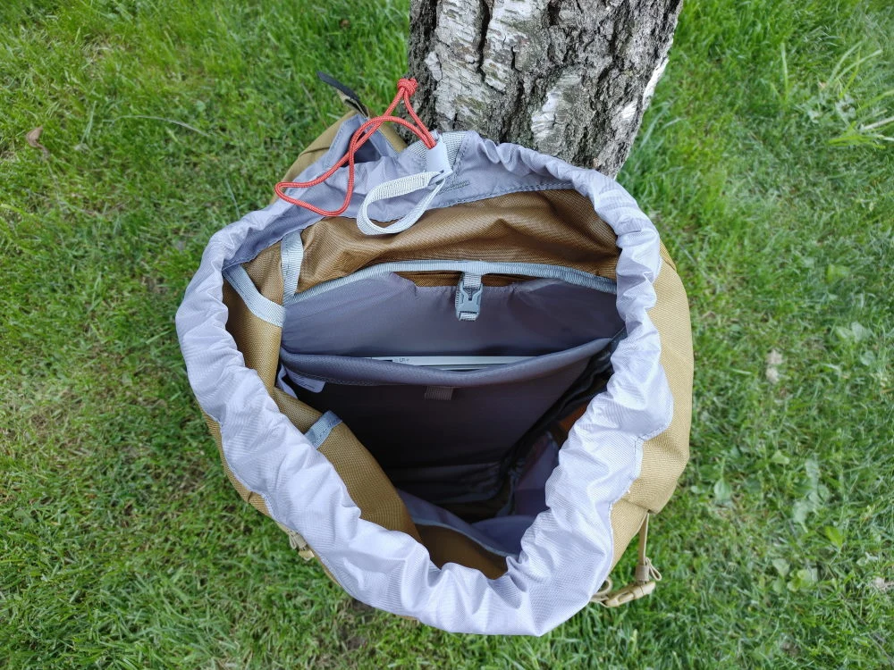 Przegroda sprawia wrażenie przemyślanie wykonanej, a po założeniu plecaka, "nie czuć", że mamy w środku komputer.