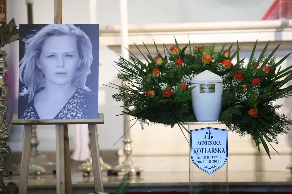 Po raz ostatni widzowie mogli ją zobaczyć w filmie: "Chce się żyć", gdzie wcieliła się w matkę Anki. Agnieszka Kotlarska została pochowana na Cmentarzu Północnym w Warszawie. Po jej śmierci dzieci aktorki trafiły pod opiekę babci. Po raz ostatni widzowie mogli ją zobaczyć w filmie: "Chce się żyć", gdzie wcieliła się w matkę Anki. Agnieszka Kotlarska została pochowana na Cmentarzu Północnym w Warszawie. Po jej śmierci dzieci aktorki trafiły pod opiekę babci.