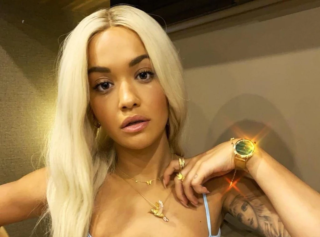 Rita Ora nie boi się odsłaniać ciała. Często pozuje w obcisłym i skąpych strojach