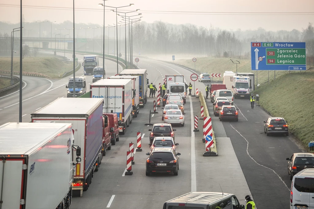 Korek przed punktem kontroli sanitarnej w Jędrzychowicach na granicy polsko-niemieckiej; zdj. ilustracyjne Korek przed punktem kontroli sanitarnej w Jędrzychowicach na granicy polsko-niemieckiej; zdj. ilustracyjne
