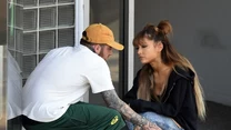 Ariana Grande i Mac Miller przez długi czas wydawali się idealną parą. Spotykali się od 2016 roku. Ich związek trwał ponad dwa lata, ale artystka nie ukrywała tego, że nie było łatwo. Podobno to była toksyczna relacja. 

W maju 2018 roku stało się jasne, że popularna piosenkarka nie spotyka się już z raperem. Twierdzili jednak, że nie mają do siebie żalu i na zawsze pozostaną przyjaciółmi. 