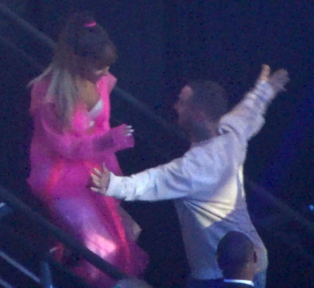 Ariana Grande szybko pocieszyła się po zerwaniu z byłym chłopakiem. Już miesiąc później była zaręczona z Pete'm Davidsonem. Za to Mac Miller rzucił się w wir imprez. Nie szczędził sobie przy tym używek. Niestety to skończyło się dla niego tragicznie. Siódmego września tego samego roku zmarł w wyniku przedawkowania kokainy, fentanylu i alkoholu. Artysta miał 26 lat. Ariana Grande szybko pocieszyła się po zerwaniu z byłym chłopakiem. Już miesiąc później była zaręczona z Pete'm Davidsonem. Za to Mac Miller rzucił się w wir imprez. Nie szczędził sobie przy tym używek. Niestety to skończyło się dla niego tragicznie. Siódmego września tego samego roku zmarł w wyniku przedawkowania kokainy, fentanylu i alkoholu. Artysta miał 26 lat.