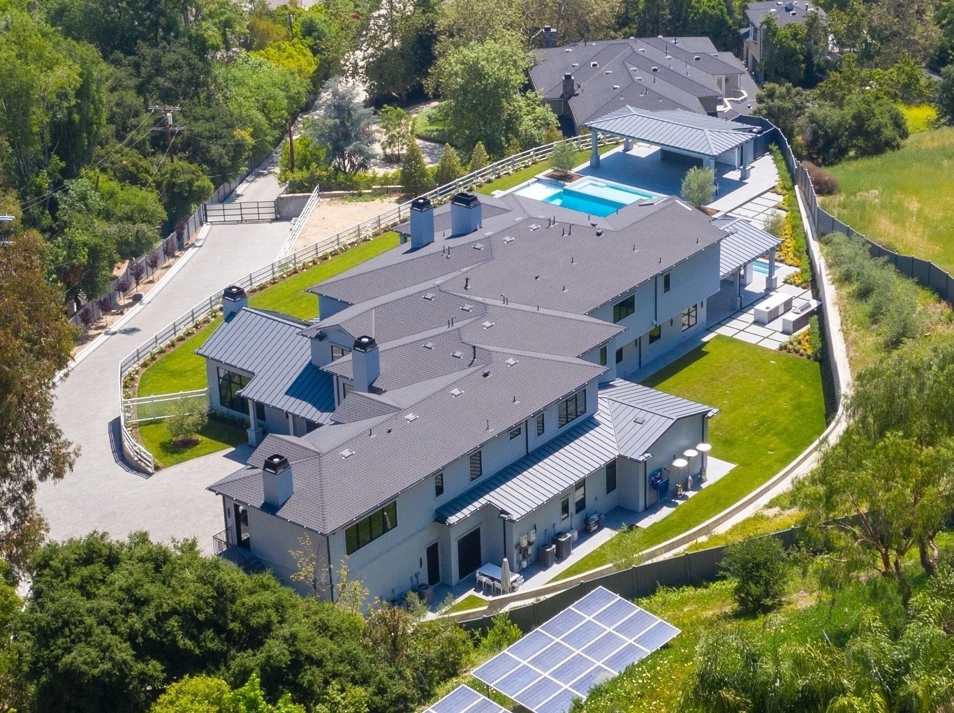 Ponad 13 mln dolarów kosztowała luksusowa posiadłość w Encino, dzielnicy Los Angeles w Kalifornii. Rezydencja jest pierwszym wspólnym domem Gwen Stefani i Blake'a Sheltona.