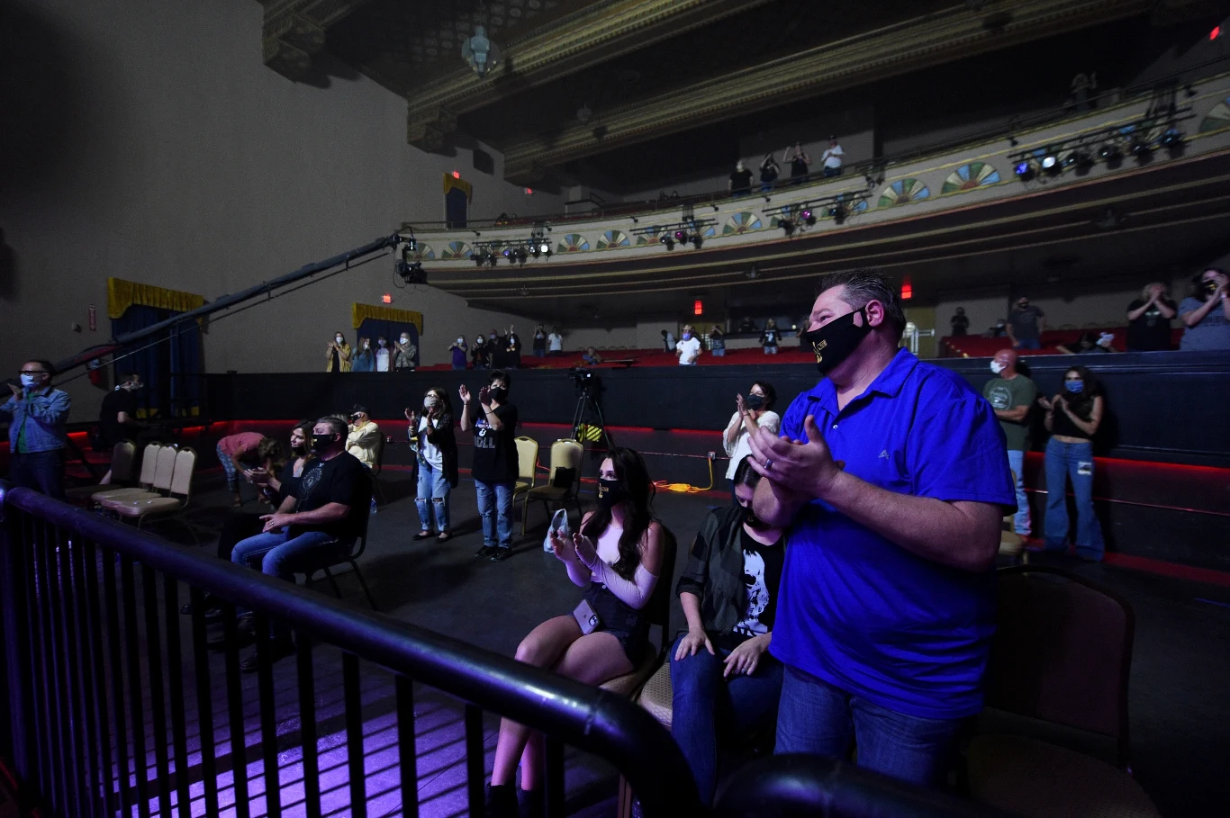 "Miło znów zrobić coś, co jest normalne" – mówił jeden z uczestników dziennikarzowi BBC News. 