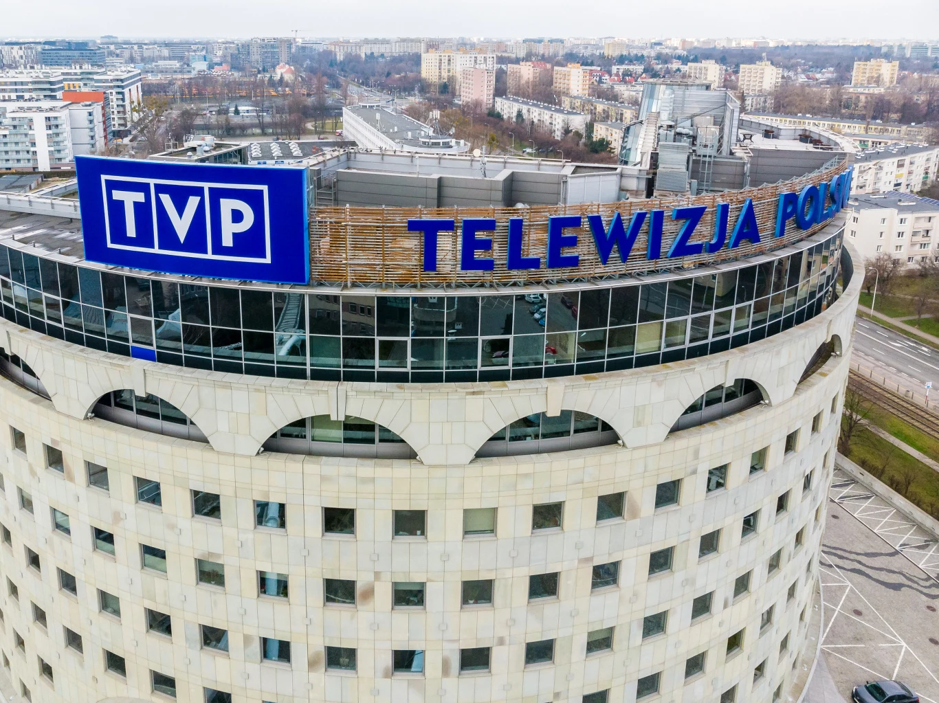 "Zmieniamy się dla Was. Już wkrótce prognozy pogody w TVP, produkowane przez Telewizyjną Agencję Informacyjną, zyskają nową niezwykłą oprawę. Po raz pierwszy w Polsce, w tej skali wykorzystamy technologię Unreal" - zapowiada na Twitterze całe wydarzenie cytowany wcześniej Jarosław Olechowski. 