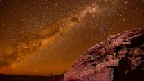 Pustynia to także doskonałe warunki dla obserwatoriów astronomicznych. Jest ich na terenie Atacamy kilka. Na zdjęciu nocne niebo nad Atacamą z widoczną Drogą Mleczną.