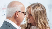 Celine Dion i Rene Angelil kochali się ponad życie. Chociaż dzieliło ich aż 26 lat, połączyło ich gorące uczucie, które trwało przez wiele lat, aż do śmierci mężczyzny. Wspierali się zarówno w życiu prywatnym, jak i zawodowym. 

Rene Angelil był mężem i menadżerem piosenkarki. Kiedy się poznali, Celine Dion była jeszcze dzieckiem. Wokalistka wtedy dopiero 12 lat, a Rene Angelil miał już ugruntowaną pozycję w branży muzycznej. Zachwycił go jej głos, którego miał okazję posłuchać na nagraniu, wysłanym mu przez brata artystki. 
