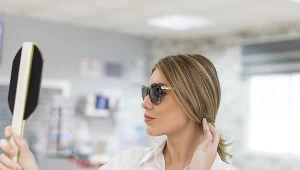 Szukasz modnych okularów przeciwsłonecznych? Te modele królują w 2025 