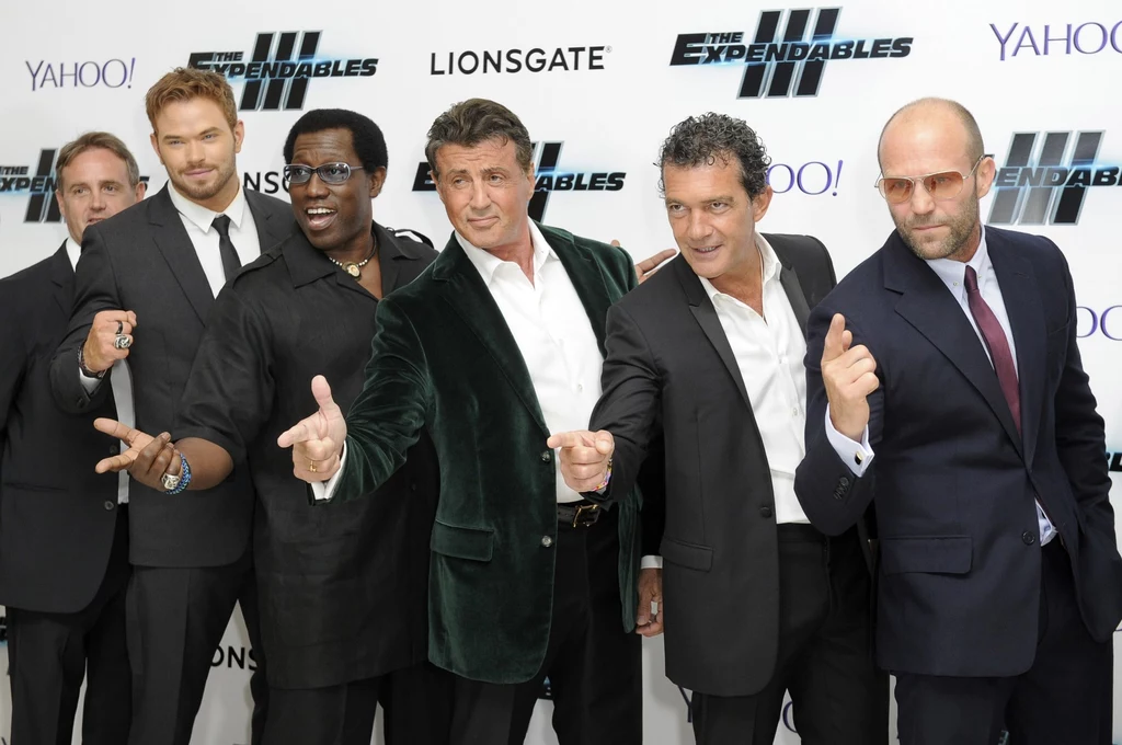 Pobyt w więzieniu negatywnie odbił się na jego karierze, chociaż Wesley Snipes od początku uważał, że to jego doradcy prawni są odpowiedzialni za niedopatrzenia, w wyniku których trafił za kratki. Wcześniej był rozchwytywanym aktorem, a po powrocie nie dostawał już ciekawych propozycji zawodowych. Na szczęście mógł liczyć na pomoc aktora Sylvestra Stallone, z którym wcześniej współpracował na planie "Człowieka demolki". Sylvester Stallone zaangażował Wesley'a Snipesa do pracy przy trzeciej części "Niezniszczalnych". Powierzył mu rolę Doc'a. Na zdjęciu: Kelan Lutz, Wesley Snipes, Sylvester Stallone, Antonio Banderas i Jason Statham na premierze trzeciej części "Niezniszczalnych" Pobyt w więzieniu negatywnie odbił się na jego karierze, chociaż Wesley Snipes od początku uważał, że to jego doradcy prawni są odpowiedzialni za niedopatrzenia, w wyniku których trafił za kratki. Wcześniej był rozchwytywanym aktorem, a po powrocie nie dostawał już ciekawych propozycji zawodowych. Na szczęście mógł liczyć na pomoc aktora Sylvestra Stallone, z którym wcześniej współpracował na planie "Człowieka demolki". Sylvester Stallone zaangażował Wesley'a Snipesa do pracy przy trzeciej części "Niezniszczalnych". Powierzył mu rolę Doc'a. Na zdjęciu: Kelan Lutz, Wesley Snipes, Sylvester Stallone, Antonio Banderas i Jason Statham na premierze trzeciej części "Niezniszczalnych"