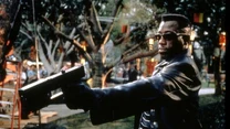 Wesley Snipes był kiedyś gwiazdą szklanego ekranu. W latach 90. większość twórców marzyła o tym, by zaangażować go do pracy w filmach. 

Aktor był wtedy u szczytu popularności. Wydawał się stworzony do kina akcji. Widzowie z zapartym tchem śledzili jego poczynania na ekranie. Teraz aktor ma 57 lat, a mało który reżyser chce z nim pracować. 

A przecież jego losy mogłyby potoczyć się zupełnie inaczej, gdyby nie kilka poważnych błędów, które popełnił. O czym mowa?

Na zdjęciu: Wesley Snipes na planie filmu: "Blade"