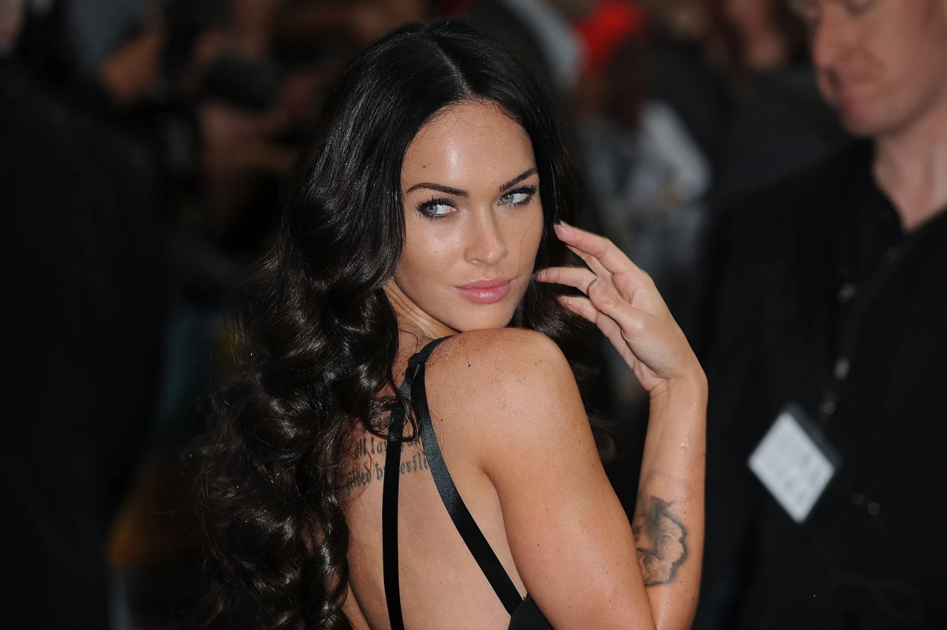 Jedną z pierwszych ról Megan Fox był epizod w produkcji "Bad Boys II". Przyszła gwiazda przemknęła w scenie kręconej w nocnym klubie, mając na sobie bikini w kolorze amerykańskiej flagi, kowbojski kapelusz i 15-centymetrowe szpilki.
 
W rozmowie z Jimmym Kimmelem aktorka wspominała, jak przed kręceniem jej sceny ekipa ostrzegała reżysera, że Megan jako 15-latka nie może być filmowana przy barze ani pić alkoholu. "Znalazł na to rozwiązanie. Poprosił mnie, bym tańczyła obmywana wodą z wodospadu, będąc kompletnie przemoczona. Miałam tylko 15 lat, byłam w 10. klasie. To próbka tego, jak funkcjonuje umysł Michaela" - relacjonowała Fox. Reżyserem filmu był Michael Bay, który wkrótce uczynił aktorkę jedną z najbardziej pożądanych gwiazd Hollywood.