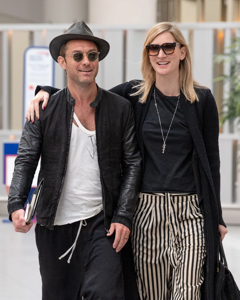 Jude Law na spacerze z żoną