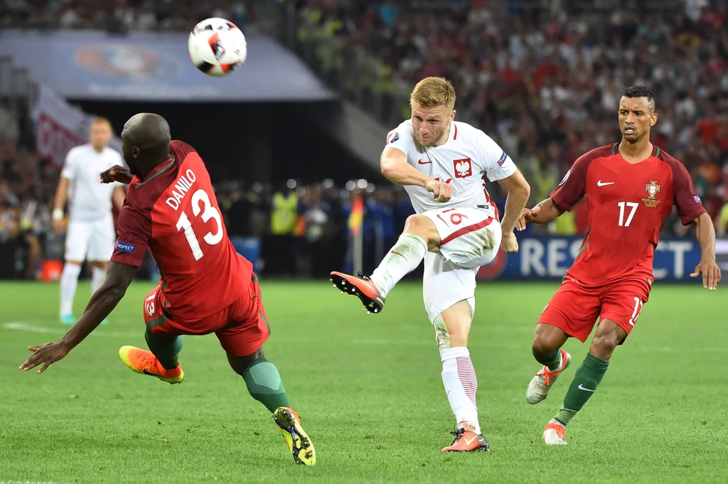 Mogłoby się wydawać, że Mariusz Wlazły, Andrzej Gołota, Kamil Stoch czy w końcu Robert Lewandowski mają dostatecznie dużą bazę fanów, by pokonać esportowego zawodnika. Jednak….nie, to się nie stało. Okazało się, że w internecie fani gier video potrafią przeprowadzić ogromną mobilizację. Mogłoby się wydawać, że Mariusz Wlazły, Andrzej Gołota, Kamil Stoch czy w końcu Robert Lewandowski mają dostatecznie dużą bazę fanów, by pokonać esportowego zawodnika. Jednak….nie, to się nie stało. Okazało się, że w internecie fani gier video potrafią przeprowadzić ogromną mobilizację.