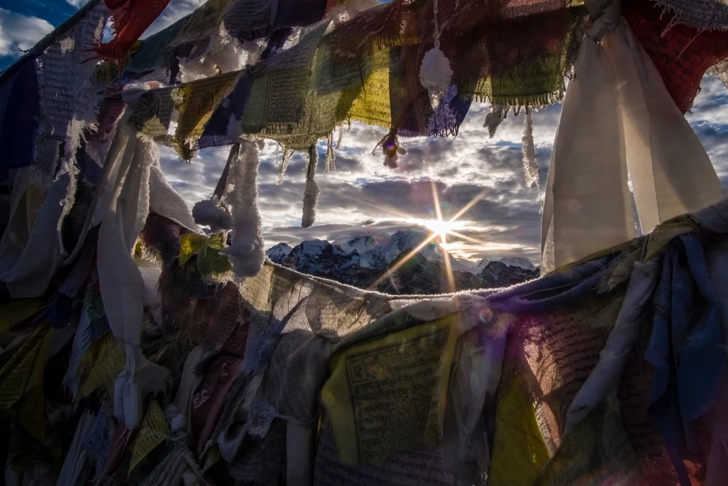 Czubek Everestu widziany ze szczytu niższej góry Gokyo Ri