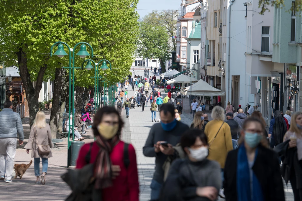 Obowiązek zakrywania ust i nosa w miejscach ogólnodostępnych wprowadzono 16 kwietnia. Obowiązek zakrywania ust i nosa w miejscach ogólnodostępnych wprowadzono 16 kwietnia.