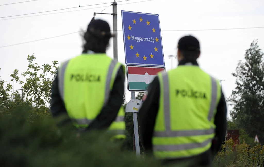 Na zdj. przejście graniczne na punkcie kontrolnym granicy słowacko-węgierskiej Na zdj. przejście graniczne na punkcie kontrolnym granicy słowacko-węgierskiej