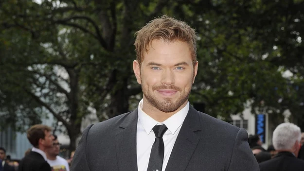 Kellan Lutz to 35-letni aktor, który zdobył serca fanek, wcielając się w rolę wampira, Emmeta Cullena w ekranizacji "Zmierzchu". Można go było również zobaczyć w popularnym serialu: Beverly Hills, 90210, w którym zagrał George'a Evansa. 

Serce przystojnego aktora od pewnego czasu jest już zajęte. W 2017 roku gwiazdor poślubił niejaką Brittany Gonzales. 