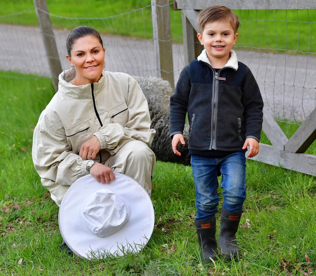 Księżniczka Wiktoria bardzo dba o swoją prywatność, jednak co jakiś czas w mediach pojawiają się zdjęcia jej dzieci i męża, którym został jej osobisty trener fitness, Daniel Westling. Niedawno następczyni szwedzkiego tronu postanowiła wybrać się z dziećmi do pasieki. W okolicy były jednak nie tylko pszczoły, a dzieci przyszłej monarchini bawiły się wspaniale. Księżniczka Wiktoria bardzo dba o swoją prywatność, jednak co jakiś czas w mediach pojawiają się zdjęcia jej dzieci i męża, którym został jej osobisty trener fitness, Daniel Westling. Niedawno następczyni szwedzkiego tronu postanowiła wybrać się z dziećmi do pasieki. W okolicy były jednak nie tylko pszczoły, a dzieci przyszłej monarchini bawiły się wspaniale.