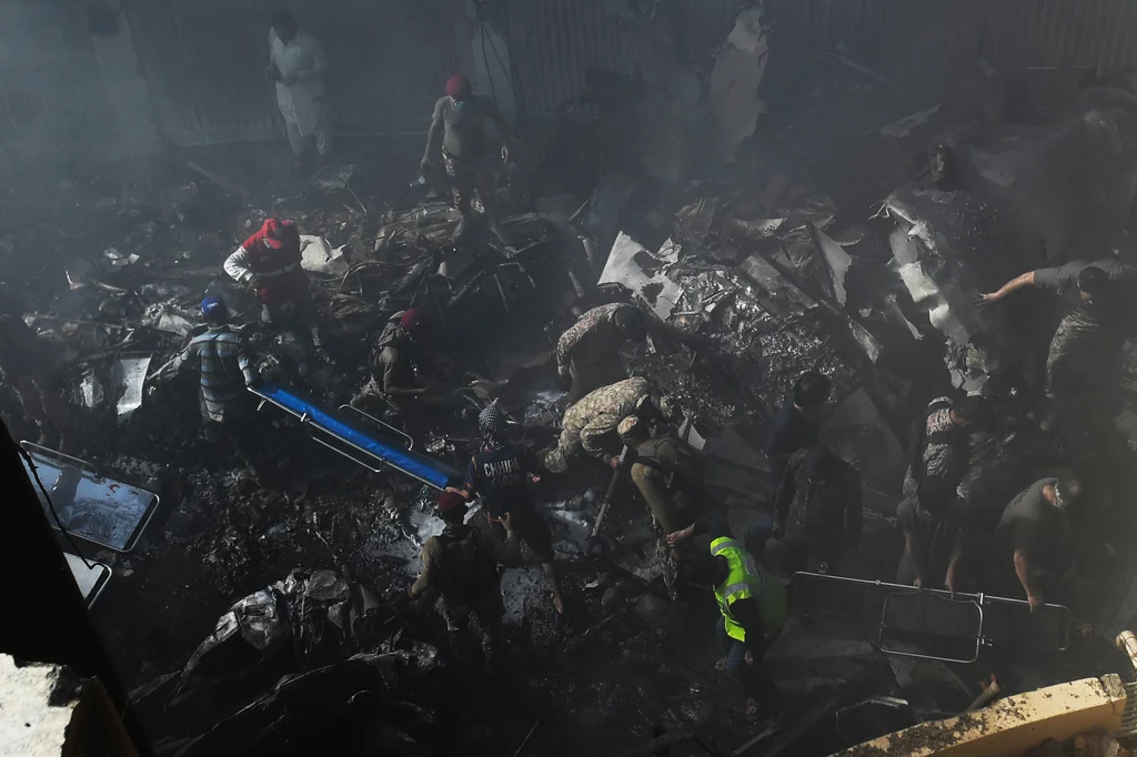 Z udostępnionych później innych fragmentów nagrania wynika, że pilot informował wcześniej o tym, że obydwa silniki straciły moc. Według świadków, gdy maszyna krążyła, próbując podejść do lądowania, z jednego z jej dwóch silników wydobywał się ogień. Z udostępnionych później innych fragmentów nagrania wynika, że pilot informował wcześniej o tym, że obydwa silniki straciły moc. Według świadków, gdy maszyna krążyła, próbując podejść do lądowania, z jednego z jej dwóch silników wydobywał się ogień.