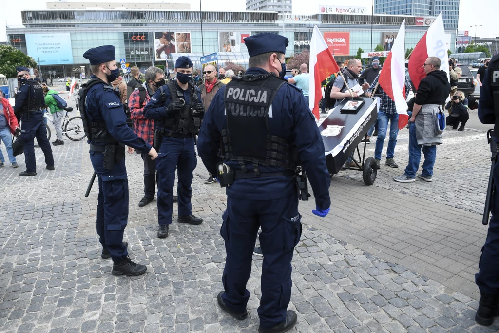 Rano stołeczna policja informowała, że na sobotę nie zostało zarejestrowane żadne zgromadzenie, dlatego każde będzie nielegalne. Rano stołeczna policja informowała, że na sobotę nie zostało zarejestrowane żadne zgromadzenie, dlatego każde będzie nielegalne.