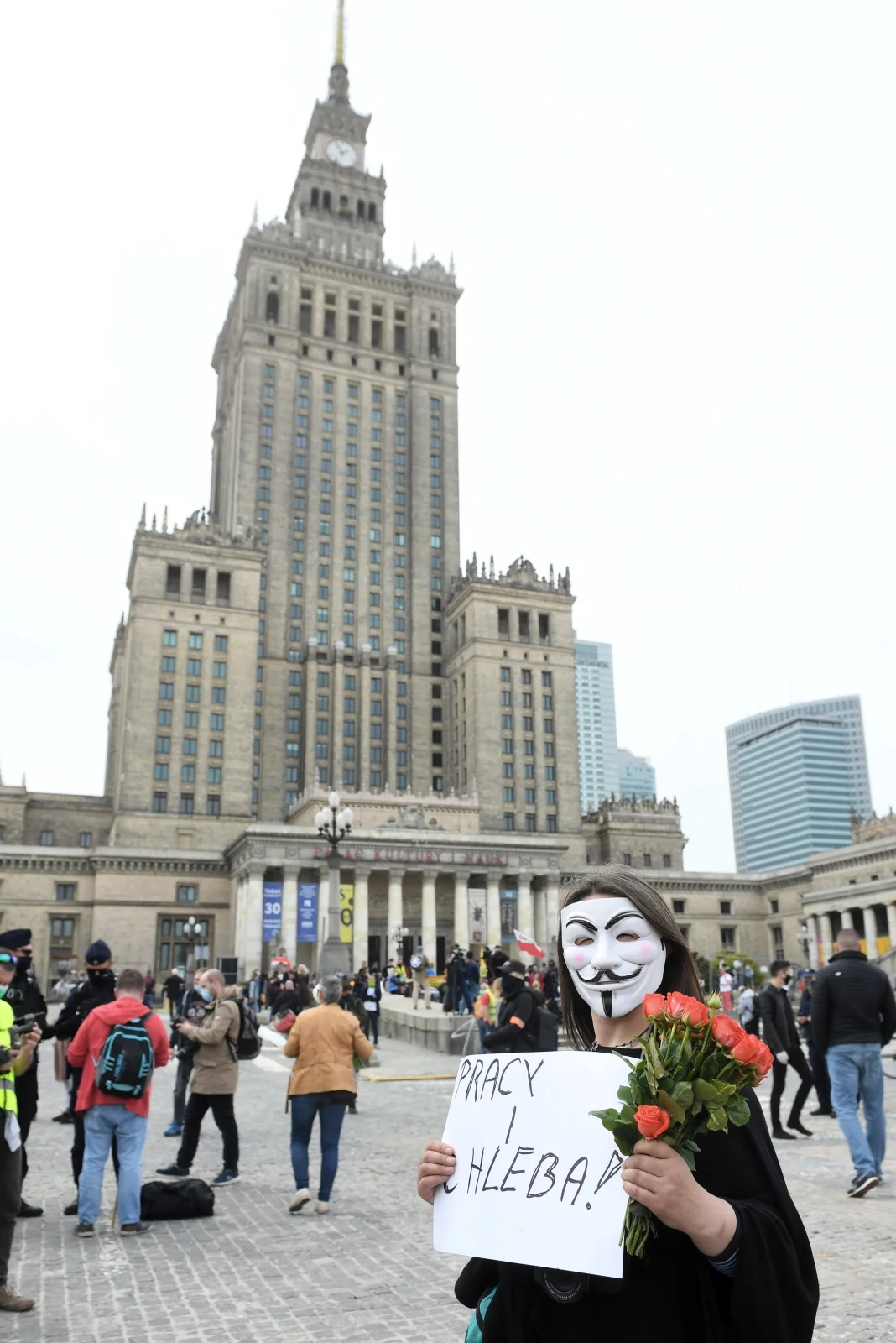 W ubiegłym tygodniu w Warszawie też odbył się protest przedsiębiorców. Zatrzymanych zostało blisko 400 osób, w tym pięć procesowo. Wobec zgromadzonych użyto gazu i siły fizycznej, co - jak wyjaśniła stołeczna policja - było skutkiem agresji ze strony protestujących i czynnej napaści na funkcjonariuszy. W ubiegłym tygodniu w Warszawie też odbył się protest przedsiębiorców. Zatrzymanych zostało blisko 400 osób, w tym pięć procesowo. Wobec zgromadzonych użyto gazu i siły fizycznej, co - jak wyjaśniła stołeczna policja - było skutkiem agresji ze strony protestujących i czynnej napaści na funkcjonariuszy.