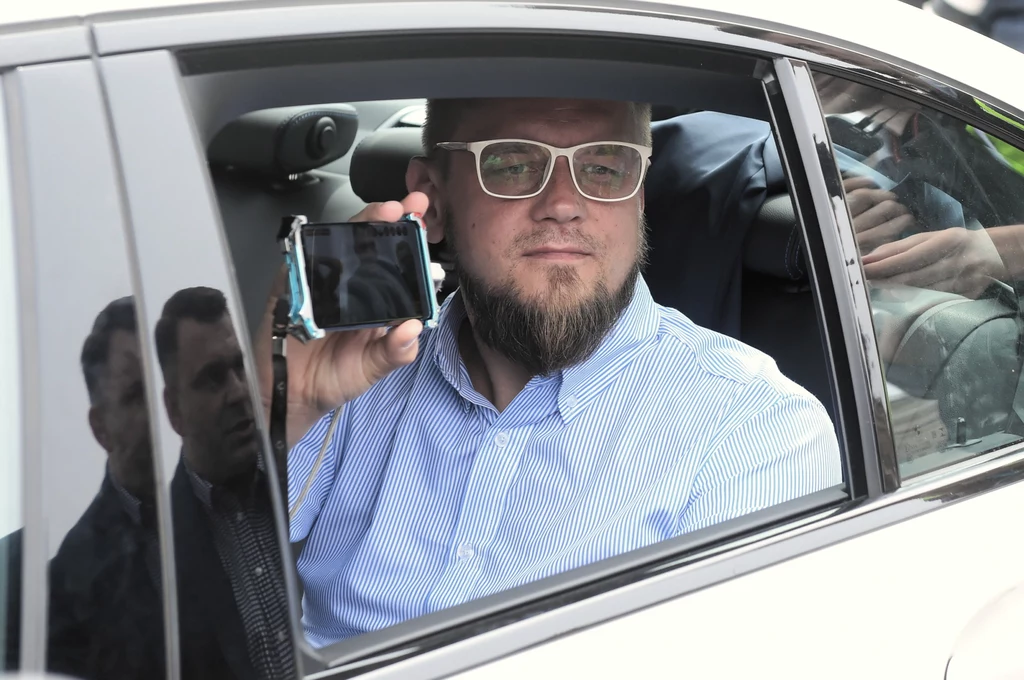 "To krzyż, który został zrzucony na barki przedsiębiorców przez działania polityków (…), to symbol ich win, które muszą dźwigać przedsiębiorcy" – mówił Tanajno. "To krzyż, który został zrzucony na barki przedsiębiorców przez działania polityków (…), to symbol ich win, które muszą dźwigać przedsiębiorcy" – mówił Tanajno.