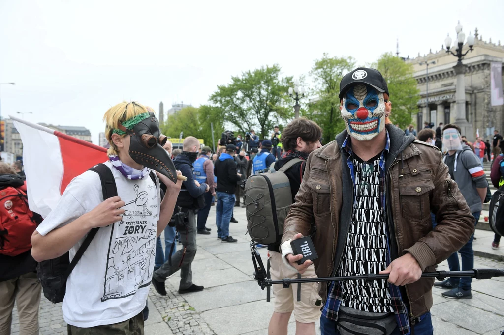 "Informujemy, że żadne zgromadzenie nie zostało zarejestrowane. Wszystkie zgromadzenia będą nielegalne. Obecny przekaz wskazuje, że główny cel protestujących to walka z Policją. Pomysłodawcy, mówiąc o proteście, używają określeń 'hybrydowy' i 'manewry'" - przekazały służby. "Informujemy, że żadne zgromadzenie nie zostało zarejestrowane. Wszystkie zgromadzenia będą nielegalne. Obecny przekaz wskazuje, że główny cel protestujących to walka z Policją. Pomysłodawcy, mówiąc o proteście, używają określeń 'hybrydowy' i 'manewry'" - przekazały służby.