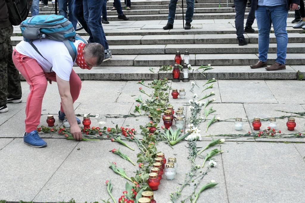 Inicjator protestu, kandydat na prezydenta Paweł Tanajno zaapelował do uczestników, aby na schodach prowadzących do Pałacu Kultury ułożyli krzyż ze zniczy i kwiatów. Wyjaśnił, że ma być to krzyż symbolizujący ciężary, jakie na nich nałożył rząd, ograniczając możliwości prowadzenia działalności gospodarczej. Inicjator protestu, kandydat na prezydenta Paweł Tanajno zaapelował do uczestników, aby na schodach prowadzących do Pałacu Kultury ułożyli krzyż ze zniczy i kwiatów. Wyjaśnił, że ma być to krzyż symbolizujący ciężary, jakie na nich nałożył rząd, ograniczając możliwości prowadzenia działalności gospodarczej.