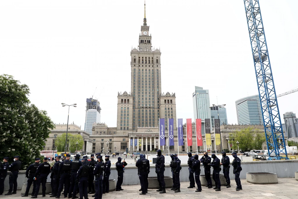 Policja podkreślała, że zgromadzenie to, w obliczu panujących obostrzeń związanych z epidemią, było nielegalne, nie zostało zarejestrowane przez stołeczny ratusz. Policja podkreślała, że zgromadzenie to, w obliczu panujących obostrzeń związanych z epidemią, było nielegalne, nie zostało zarejestrowane przez stołeczny ratusz.