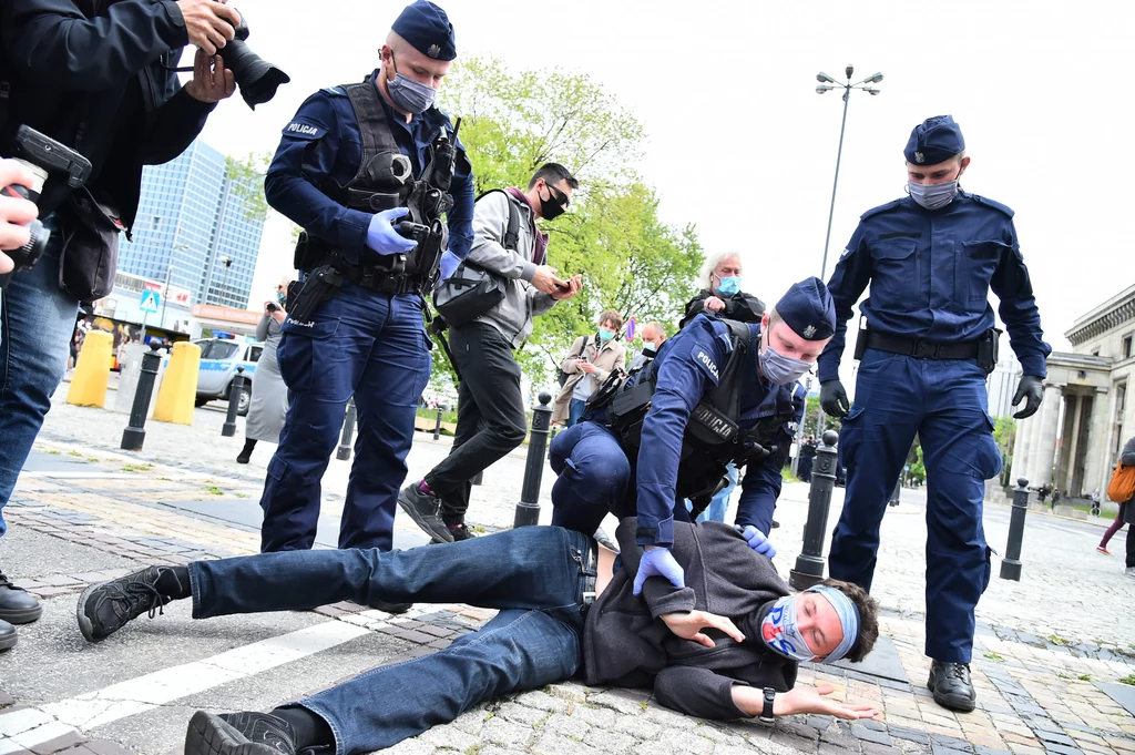 Policja apelowała m.in. o zachowanie dwumetrowej odległości. Policja apelowała m.in. o zachowanie dwumetrowej odległości.