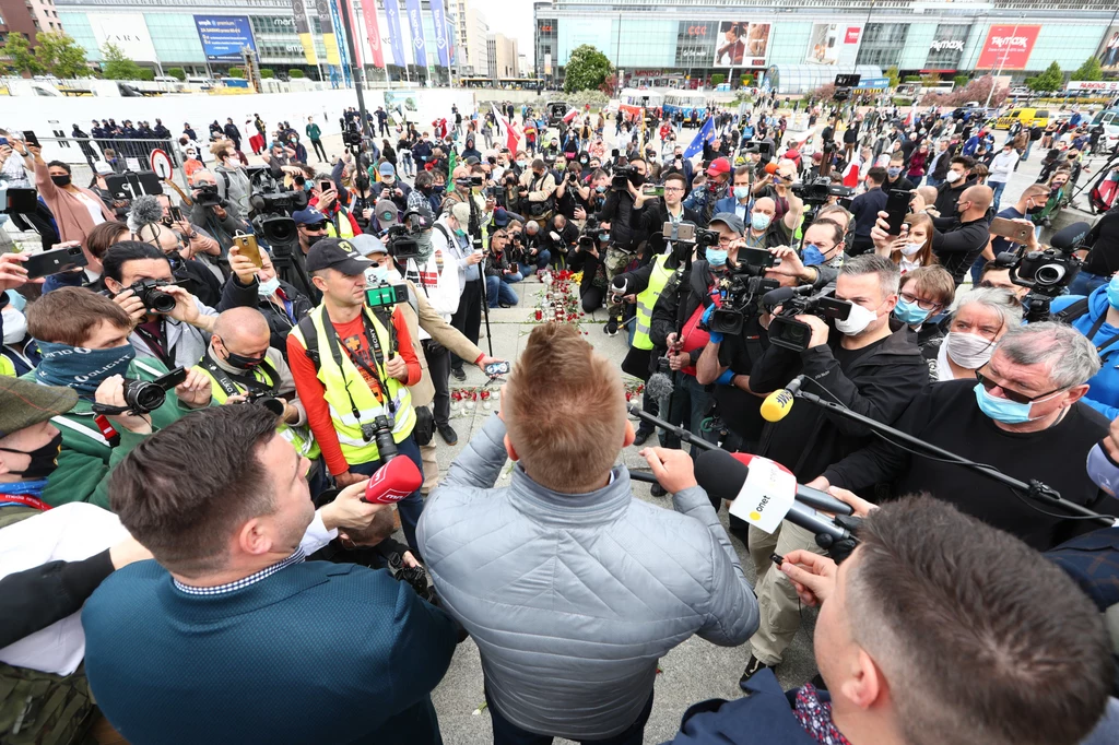 "Nie będzie przyzwolenia na atakowanie policjantów. Jeżeli ktoś wyciąga rękę na funkcjonariusza, zmusza nas do zdecydowanej reakcji. Potwierdzamy, że w związku z naruszeniem nietykalności cielesnej policjanta zatrzymany został Paweł Tanajno" – napisano na Twitterze komendy stołecznej. "Nie będzie przyzwolenia na atakowanie policjantów. Jeżeli ktoś wyciąga rękę na funkcjonariusza, zmusza nas do zdecydowanej reakcji. Potwierdzamy, że w związku z naruszeniem nietykalności cielesnej policjanta zatrzymany został Paweł Tanajno" – napisano na Twitterze komendy stołecznej.