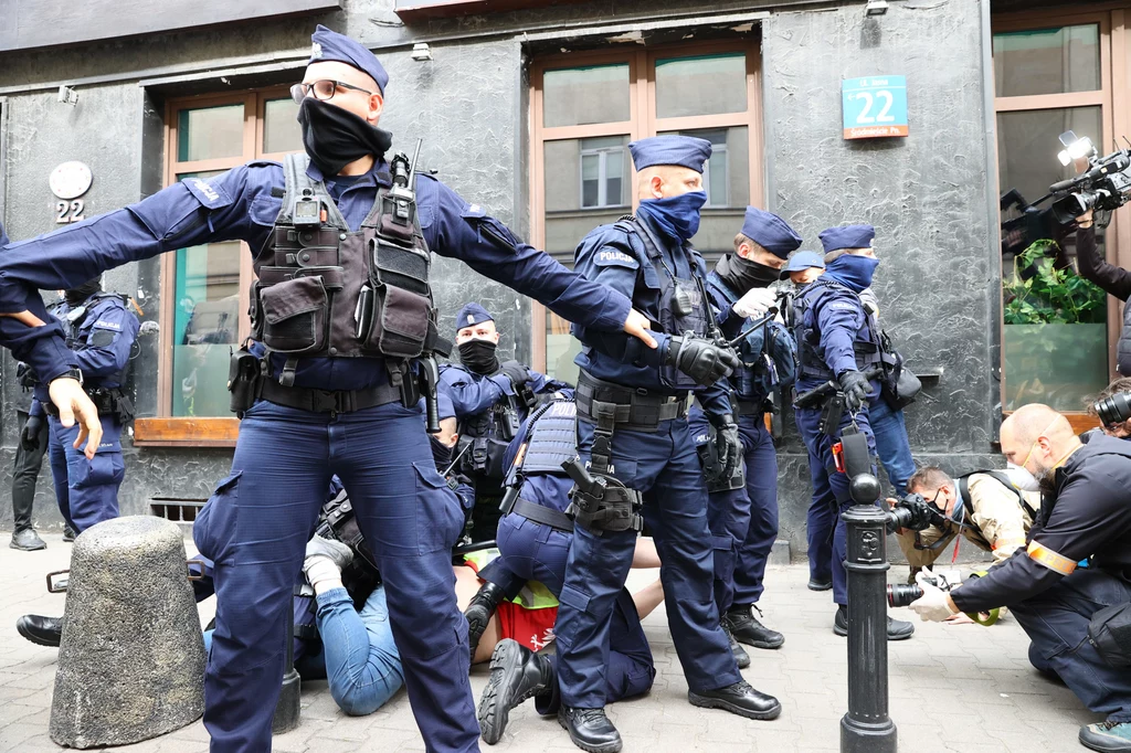 Próbowała też otoczyć protestujących i odciąć im drogę marszu. Próbowała też otoczyć protestujących i odciąć im drogę marszu.