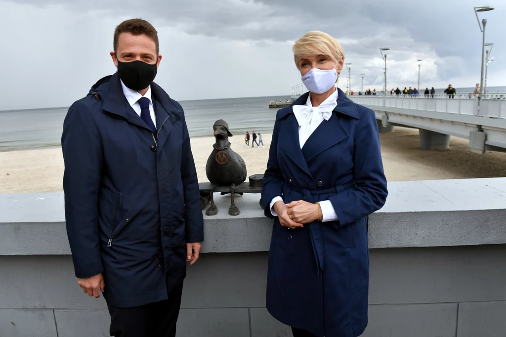 Prezydent Warszawy Rafał Trzaskowski (L) oraz prezydent Kołobrzegu Anna Mieczkowska (P) Prezydent Warszawy Rafał Trzaskowski (L) oraz prezydent Kołobrzegu Anna Mieczkowska (P)