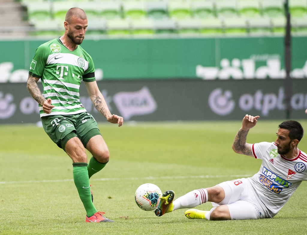 Miha Blażić (Ferencvaros) z lewej i Mark Szecsi z Debreceni