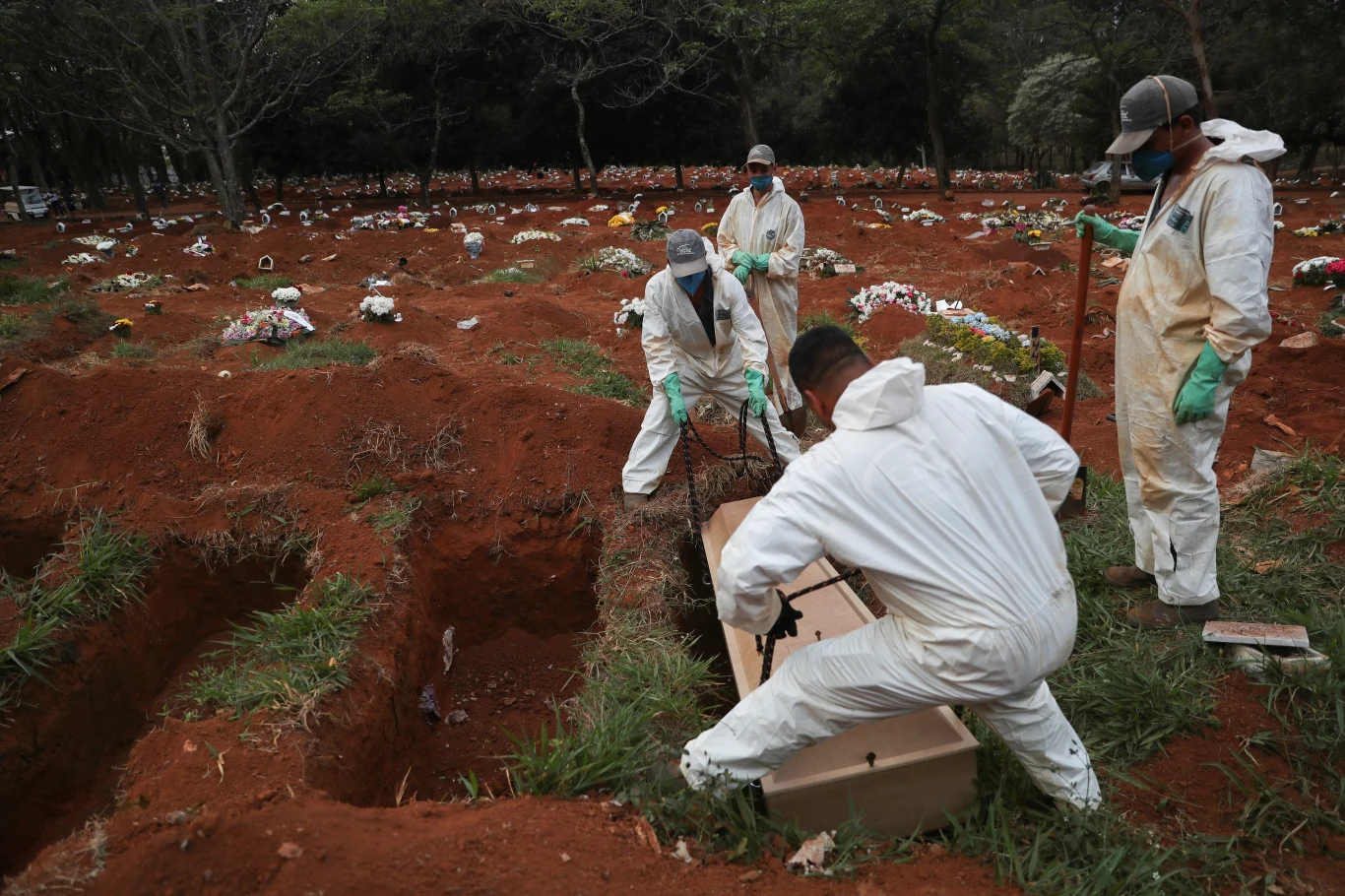"Władze kraju nie spieszyły się bowiem z upowszechnieniem dostępu do testów, a tylko w ten sposób można oszacować liczbę ewentualnych zakażeń" - napisał. 
