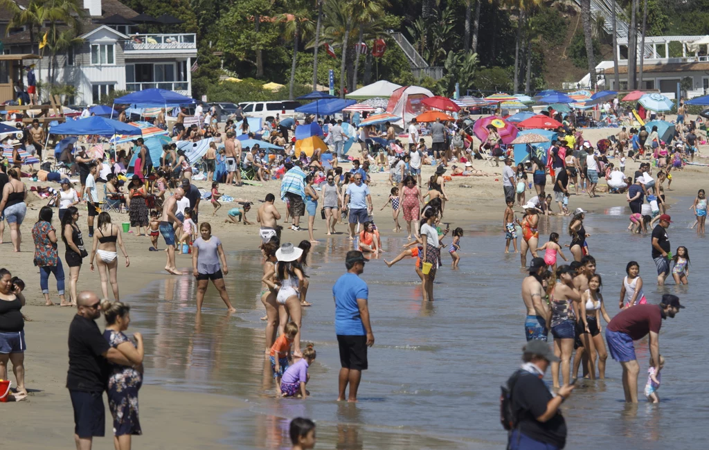 "Amerykanie porzucili izolację". Na zdjęciu jedna z plaż w Kalifornii "Amerykanie porzucili izolację". Na zdjęciu jedna z plaż w Kalifornii