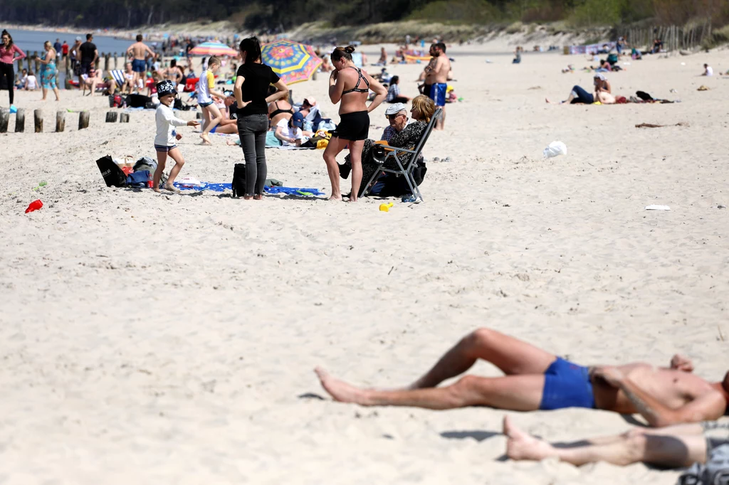 Plażowicze w Unieściu (10 maja 2020 r.)