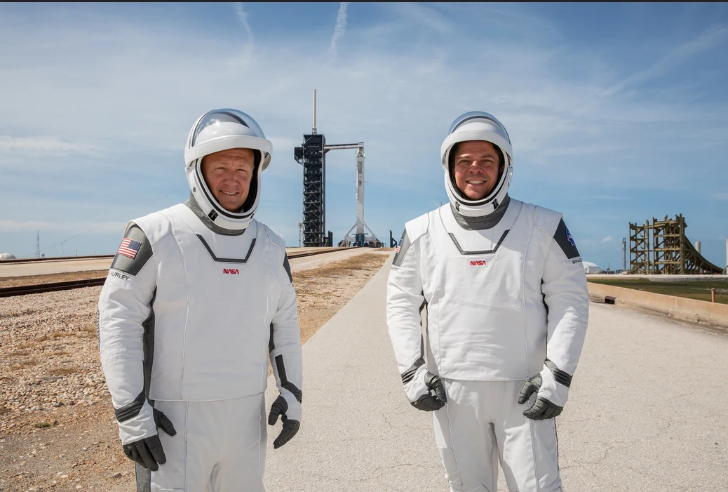 Astronauci Doug Hurley (z lewej) oraz Robert Behnken