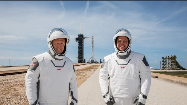 Astronauci Doug Hurley (z lewej) oraz Robert Behnken